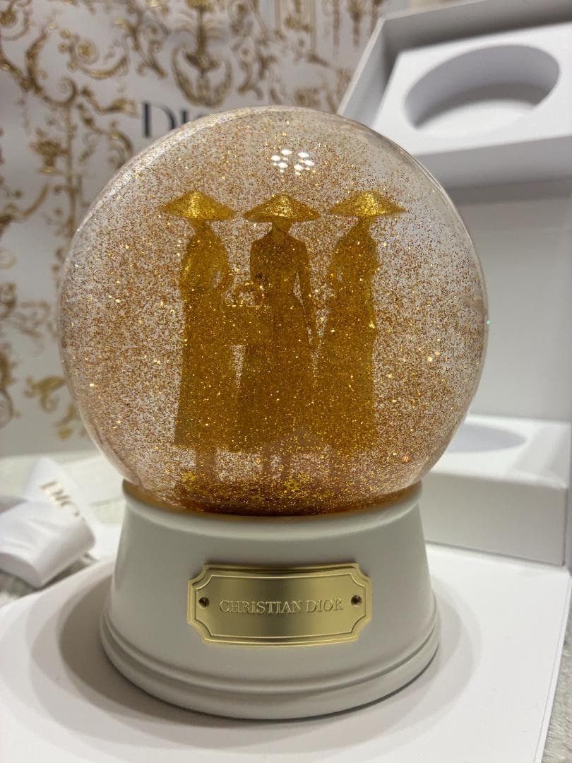 Dior exclusive globe